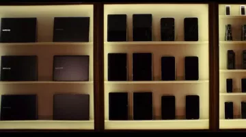 Laptops Samsung in the shop of Kingsman : the Secret Service