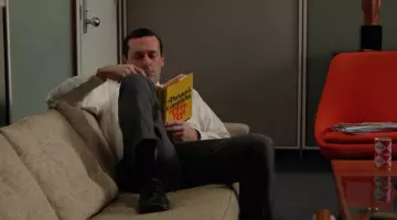 Le livre Portnoy's Complaint de Philip Roth lu par Don Draper (Jon Hamm) dans Mad Men