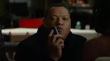 Laurence Fishburne utilise un téléphone portable Samsung gris pour son rôle d'Omar dans le film Mise à L'épreuve