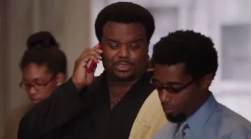 Le smartphone rouge de Nick (Craig Robinson) dans "La Machine à démonter le temps 2"