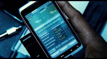 The smartphone HTC of Tobin Frost (Denzel Washington) in "personal Security"