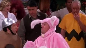 The t-shirt Charlie Brown and Gunther (James Michael Tyler) in Friends S08E06