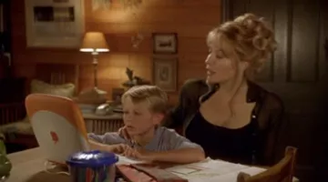 The computer iBook G3 Sue Charlton (Linda Kozlowski) in Crocodile Dundee 3