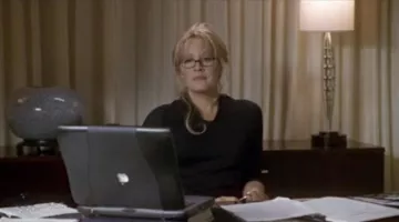 The computer Powerbook G3 Sue Charlton (Linda Kozlowski) in Crocodile Dundee 3
