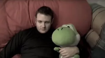 The plush Nintendo Yoshi giant Fantöm / Fabien Fournier in Noob season 3