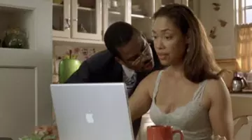 L'ordinateur portable de Brenda Cooper (Gina Torres) dans Je crois que j'aime ma femme