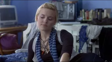 The computer imac G3 Chloe (Maggie Grace) in Girl in the page (Between me and him)
