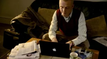 The macbook computer of Sidney Young (Simon Pegg) in An Englishman in New York