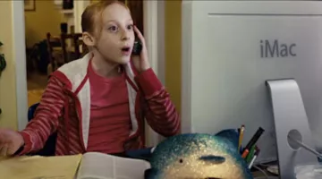 The desktop computer of Violet (Samantha Weinstein) in The rocker