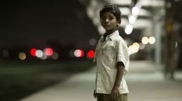 The white shirt of Saroo child (Sunny Pawar) in the movie Lion
