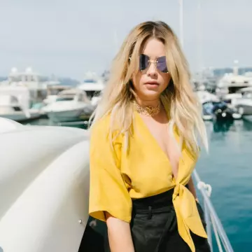 Les lunettes de soleil d'Ashley Benson (Pretty little Liars) à Cannes