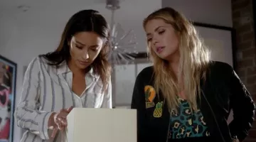 Le bomber Topshop Badged MA1 de Hanna Marin (Ashley Benson) dans Pretty Little Liars S07E15