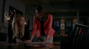 Vestido de Alice + Olivia usado por Mona Vanderwaal (Janel Parish) en Pretty Little Liars S07E15