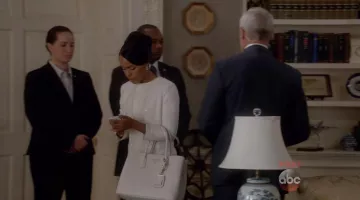 Olivia Pope (Kerry Washington) Prada sac vu dans le Scandale