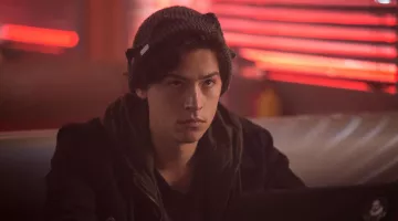 Gris / Gris bonnet porté par Jughead Jones (Cole Sprouse) comme on le voit dans Riverdale S01E04