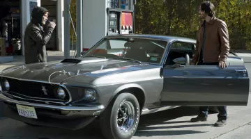 Voiture Ford Mustang conduite par John Wick (Keanu Reeves) vue dans John Wick