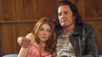 La chemise imprimé serpent de l'agent Dale Cooper (Kyle MacLachlan) dans Twin Peaks saison 3