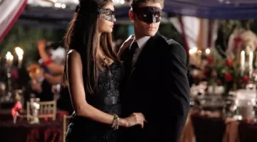 Katherine Pierce (Nina Dobrev) black masquerade dress vu dans le journal d'un Vampire