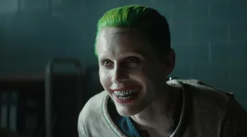 Joker (Jared Leto) Grillz de tono plateado visto en Suicide Squad