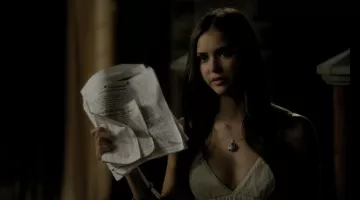 Katherine Pierce (Nina Dobrev) collier vu dans le journal d'un Vampire