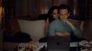 The Apple MacBook Pro computer of Mike Ross (Patrick J. Adams) in Suits S05E03