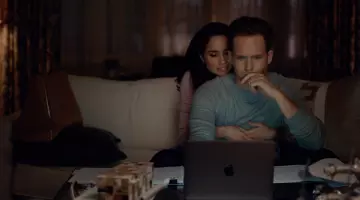 The Apple MacBook Pro computer of Mike Ross (Patrick J. Adams) in Suits S05E03