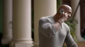 The smartphone Apple iPhone 6 Spencer Strasmore (Dwayne Johnson) in Ballers S01E02