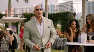 The smartphone Apple iPhone 6 Spencer Strasmore (Dwayne Johnson) in Ballers S01E03