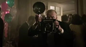 L'appareil photo vintage Graflex de Yaroslav Poverlo dans The Age of Adaline