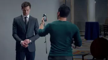 The flash meter Sekonik Litemaster pro Jose Rodriguez (Victor Rasuk) in Fifty Shades of Grey