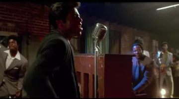 The microphone vintage James Brown (Chadwick Boseman) in " Get On Up