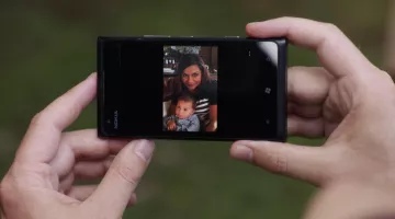 The smartphone Nokia Lumia 900 Danny Castellano (Chris Messina) in The Mindy Project S04E06