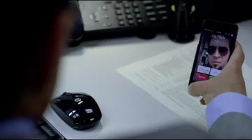 The smartphone Apple iPhone 5s Finn (Rami Malek) in ' Need for Speed