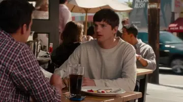 Le smartphone Apple iPhone 4 de Eli (Jake Johnson) dans Sex Friends