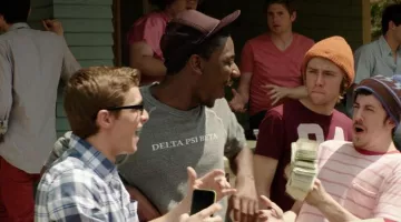 Le smartphone Apple iPhone 5c de Pete (Dave Franco) dans Nos pires voisins