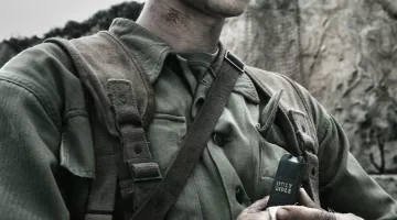 The Holy Bible of the years 40 of Desmond T. Doss (Andrew Garfield) in Thou shalt not kill