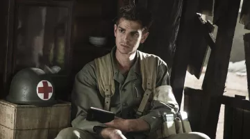 The helmet of the army nurse of Desmond T. Doss (Andrew Garfield) in Thou shalt not kill