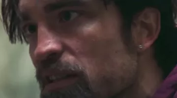 El pendiente de Connie Nikas (Robert Pattinson) en Good Time