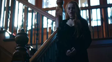 Le kimono en velours noir H&M porté par Cheryl Blossom (Madelaine Petsch) dans Riverdale Saison 1 Episode 13