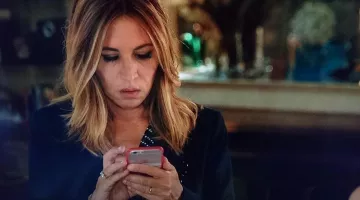 The iphone of Carole (Mathilde Seigner) in Return for my mother