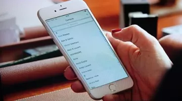 El teléfono móvil Apple de Diane (Virginie Efira) en Un hombre a la altura de la tarea