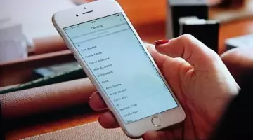 El teléfono móvil Apple de Diane (Virginie Efira) en Un hombre a la altura de la tarea