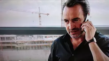 El teléfono móvil Apple de Alexandre (Jean Dujardin) en Un homme à la hauteur