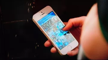 The iphone 5 Alice (Dakota Johnson) in a Single, user manual