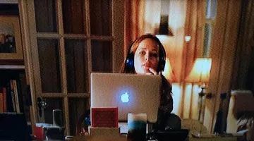 The audio headset of Meg (Leslie Mann) in a Single, user manual
