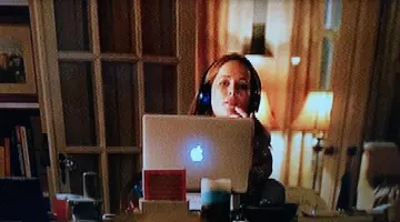 The audio headset of Meg (Leslie Mann) in a Single, user manual
