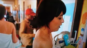 Cepillo de dientes eléctrico de Alice (Dakota Johnson) en un solo manual de usuario