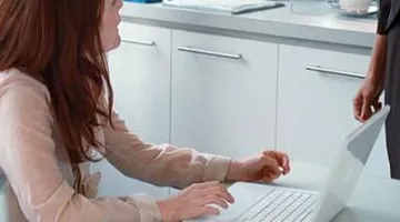 The Apple computer Macbook white Catherine (Julianne Moore) in Chloe