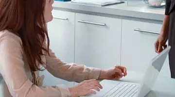 The Apple computer Macbook white Catherine (Julianne Moore) in Chloe