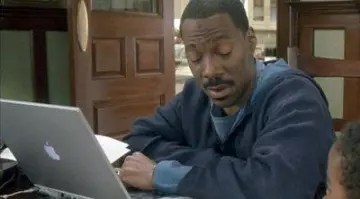 L'Apple PowerBook G4 de Charlie (Eddie Murphy) dans Ecole Paternelle